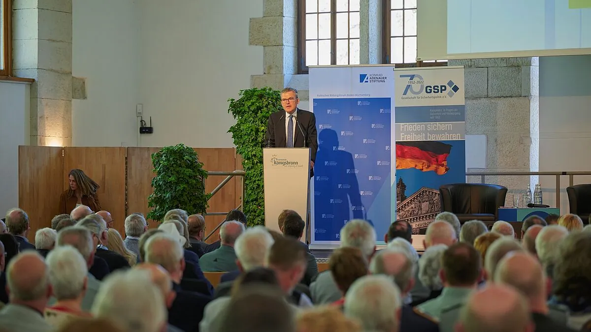 Roderich Kiesewetter lud zu den Königsbronner Gesprächen 2026 ein, um über die Resilienz der Gesellschaft in Zeiten geopolitischer Verwerfungen zu diskutieren.  Foto: Ingo Kaminsky