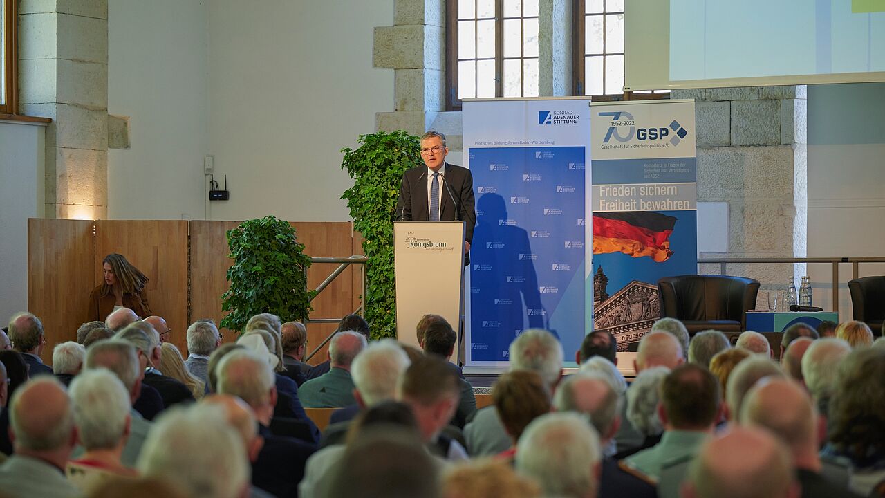 Roderich Kiesewetter lud zu den Königsbronner Gesprächen 2026 ein, um über die Resilienz der Gesellschaft in Zeiten geopolitischer Verwerfungen zu diskutieren.  Foto: Ingo Kaminsky