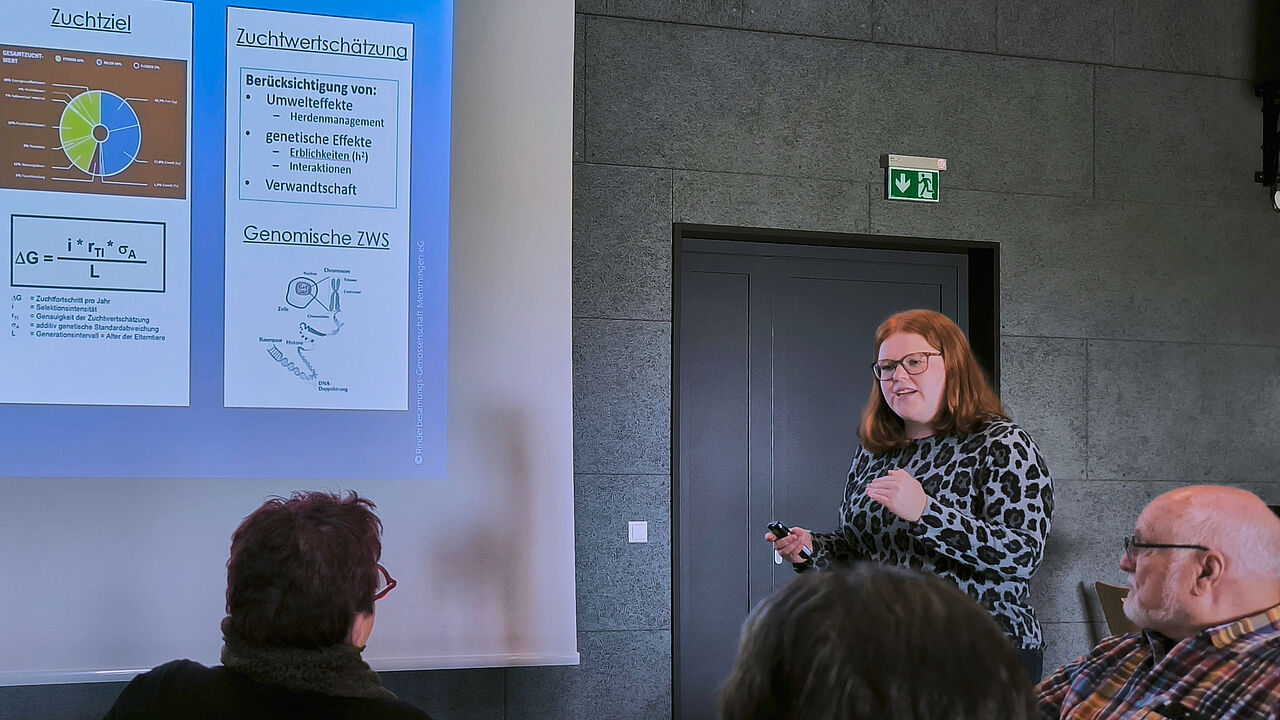 Zuchtberaterin Angelina Grewe erklärte mit Charme und Fachwissen, wie aus einem netten Kalb ein international gefragter Spitzenbulle wird. Foto: Detlef Döring