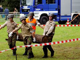 Kraftakt gegen die Stoppuhr: 120 Kilo wiegt dieser Baumstamm, den hier ein niederländisches Team über die Hindernisbahn schleppen muss. Foto: Helmut Michelis