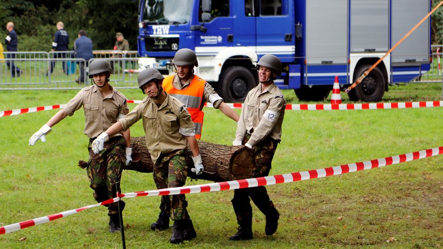 Kraftakt gegen die Stoppuhr: 120 Kilo wiegt dieser Baumstamm, den hier ein niederländisches Team über die Hindernisbahn schleppen muss. Foto: Helmut Michelis