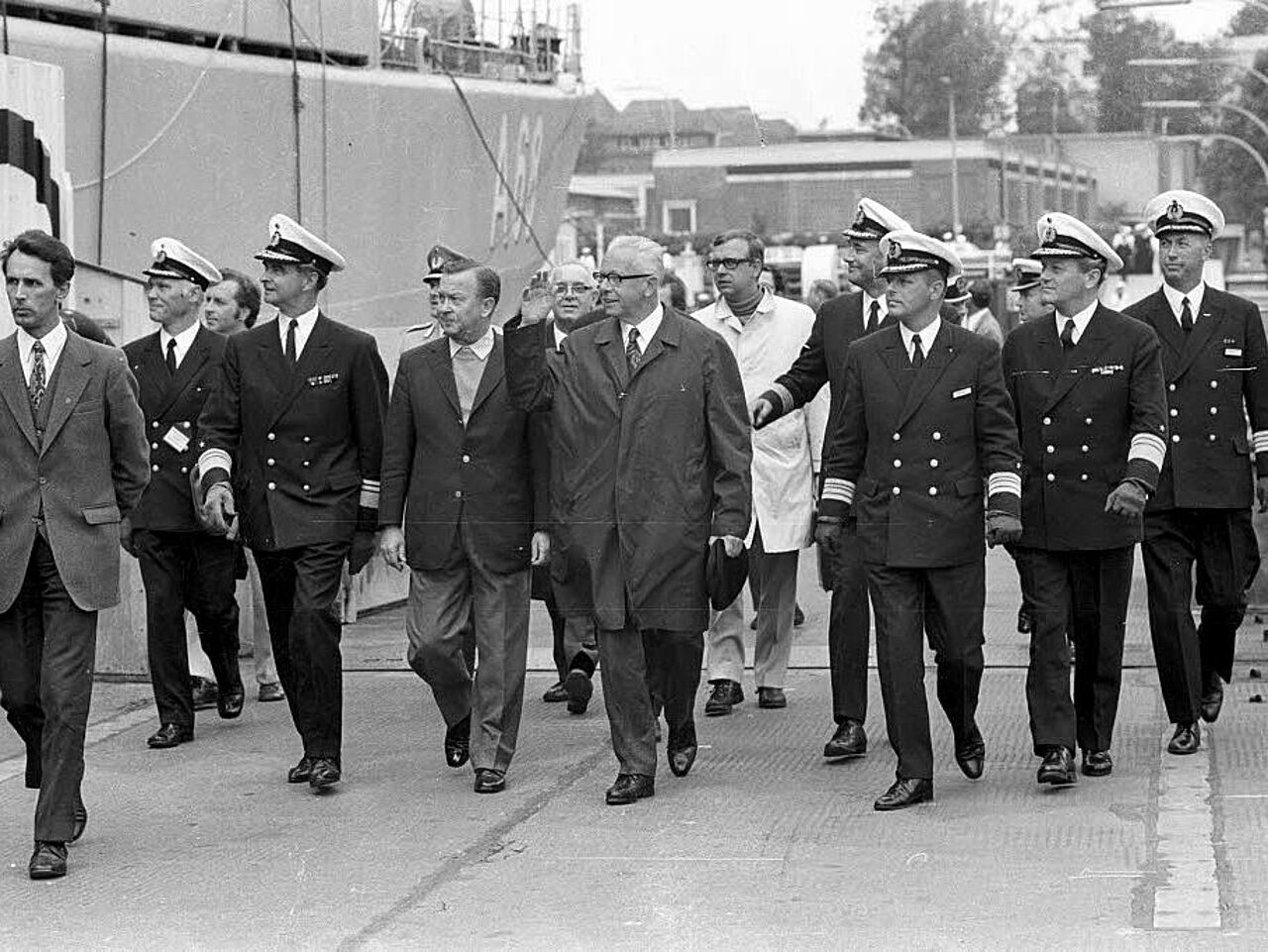 Großer Bahnhof mit Admiral: Generalinspekteur Armin Zimmermann (3.v.l.) beim Besuch von Bundespräsident Gustav Heinemann auf dem Tender „Werra (A 68)“ im Tirpitzhafen zur Kieler Woche am 20. Juni 1971.  Foto: Friedrich Magnussen/Stadtarchiv Kiel
