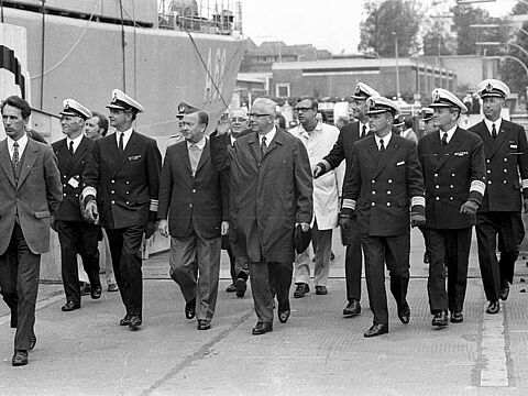 Großer Bahnhof mit Admiral: Generalinspekteur Armin Zimmermann (3.v.l.) beim Besuch von Bundespräsident Gustav Heinemann auf dem Tender „Werra (A 68)“ im Tirpitzhafen zur Kieler Woche am 20. Juni 1971.  Foto: Friedrich Magnussen/Stadtarchiv Kiel