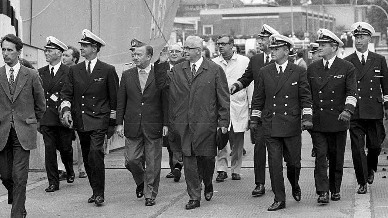 Großer Bahnhof mit Admiral: Generalinspekteur Armin Zimmermann (3.v.l.) beim Besuch von Bundespräsident Gustav Heinemann auf dem Tender „Werra (A 68)“ im Tirpitzhafen zur Kieler Woche am 20. Juni 1971.  Foto: Friedrich Magnussen/Stadtarchiv Kiel