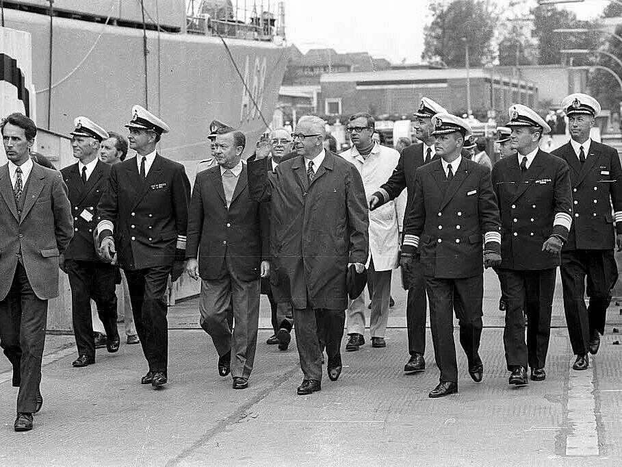 Großer Bahnhof mit Admiral: Generalinspekteur Armin Zimmermann (3.v.l.) beim Besuch von Bundespräsident Gustav Heinemann auf dem Tender „Werra (A 68)“ im Tirpitzhafen zur Kieler Woche am 20. Juni 1971.  Foto: Friedrich Magnussen/Stadtarchiv Kiel