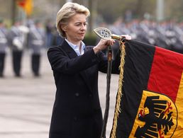Bundesverteidigungsministerin Ursula von der Leyen mit der Truppenfahne für das neue Kommando Cyber- und Informationsraum. Dem Organisationsbereich sollen etwa 13.500 Soldaten und zivile Mitarbeiter angehören (Foto: Ina Fassbender/dpa)