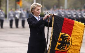 In der Kritik: Verteidigungsministerin Ursula von der Leyen Foto: dpa