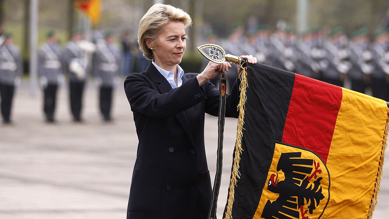 Bundesverteidigungsministerin Ursula von der Leyen mit der Truppenfahne für das neue Kommando Cyber- und Informationsraum. Dem Organisationsbereich sollen etwa 13.500 Soldaten und zivile Mitarbeiter angehören (Foto: Ina Fassbender/dpa)