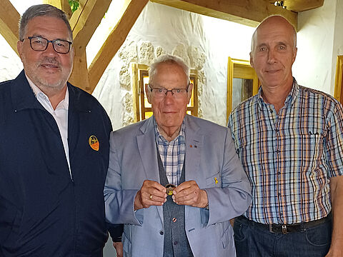 Der Stellvertretende Bundesvorsitzende ERH, Hauptmann a.D. Ernst Wendland mit Oberst a.D. Jürgen Damm, und dem KERH-Vorsitzenden Oberstabsfeldwebel a.D. Lothar Becker (v.l.n.r). Foto: Ralf Pickenhahn