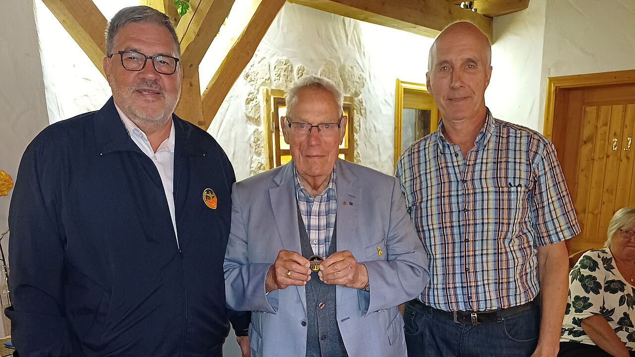 Der Stellvertretende Bundesvorsitzende ERH, Hauptmann a.D. Ernst Wendland mit Oberst a.D. Jürgen Damm, und dem KERH-Vorsitzenden Oberstabsfeldwebel a.D. Lothar Becker (v.l.n.r). Foto: Ralf Pickenhahn