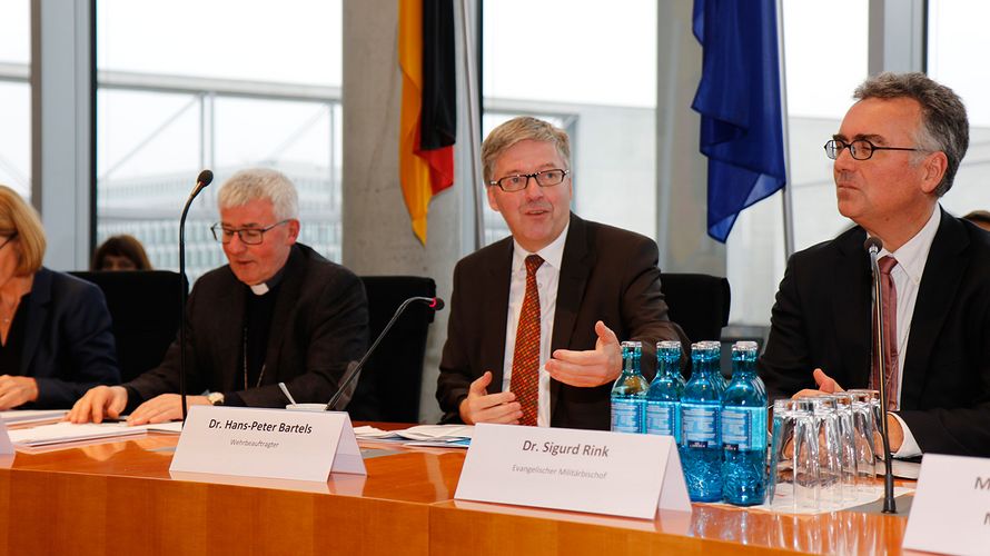 Der Wehrbeauftragte Hans-Peter Bartels (Mi.) formulierte zum Abschluss klare Forderungen an die Politik Foto: DBwV/Kleinemas