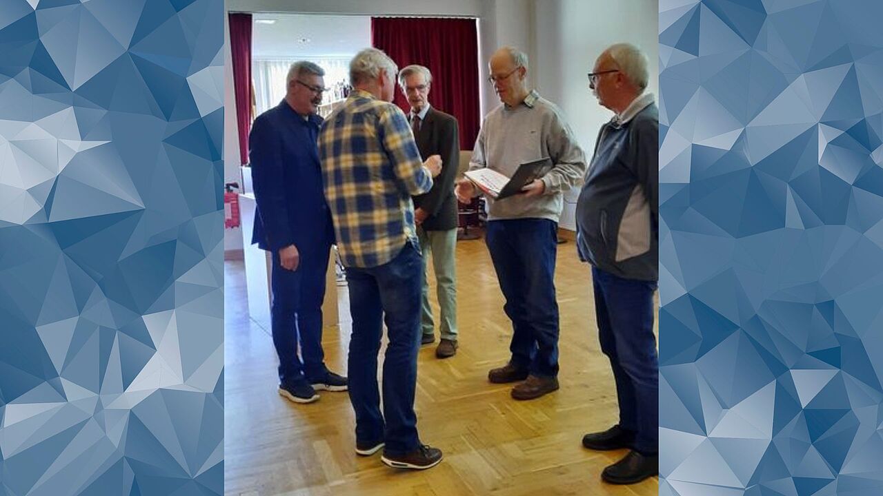 Der Kameradschaftsvorsitzende Hauptfeldwebel a.D. Ulrich Peise und Stabsfeldwebel a.D. Jost Brüggemann vom Vorstand mit den Geehrten Nikolaus von Wittenburg, Ulrich Wiesenhöfer und Klaus Rothenbusch. Foto: DBwV