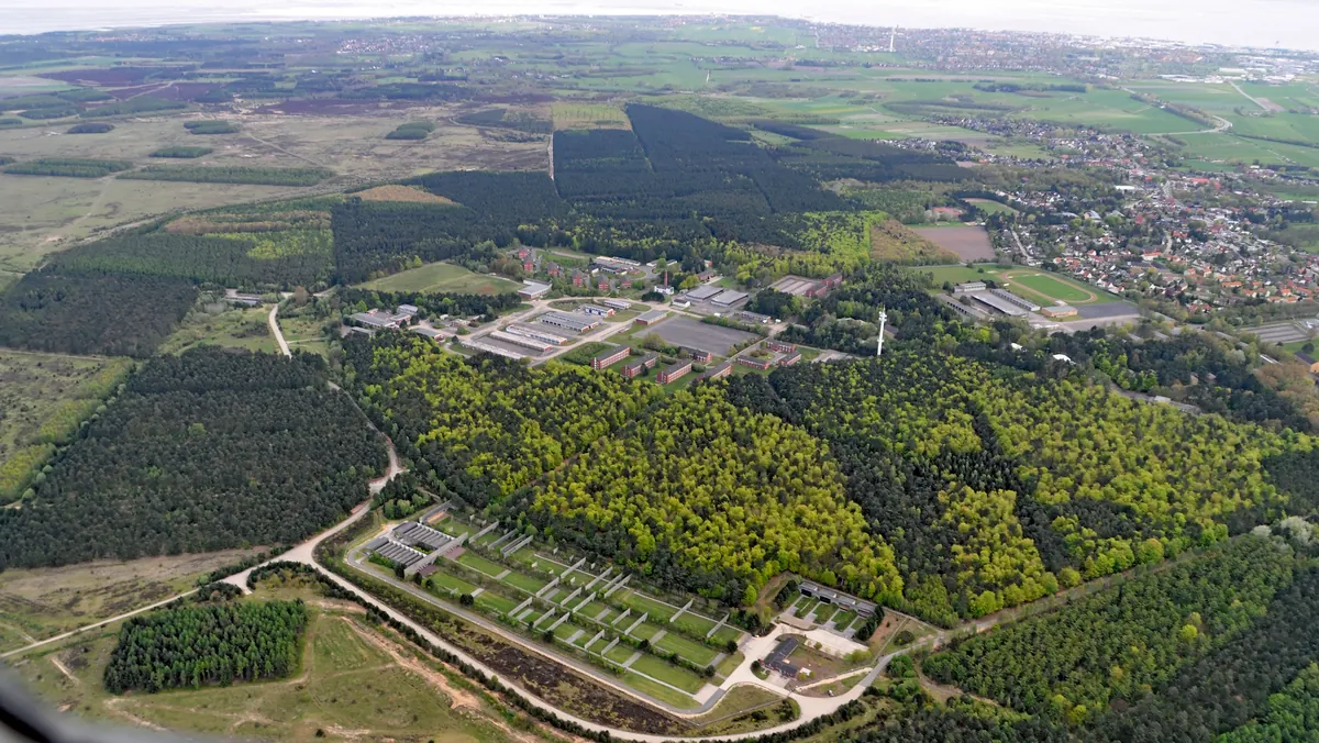 Die ehemalige Bundeswehr-Liegenschaft in Cuxhaven auf einem Luftbild aus dem Jahr 2005. Am Standort, der als einzige ehemalige Kaserne in Niedersachsen wieder aktiviert werden soll, könnte die Grundausbildung der Marine konzentriert werden. Foto: Wikipedia