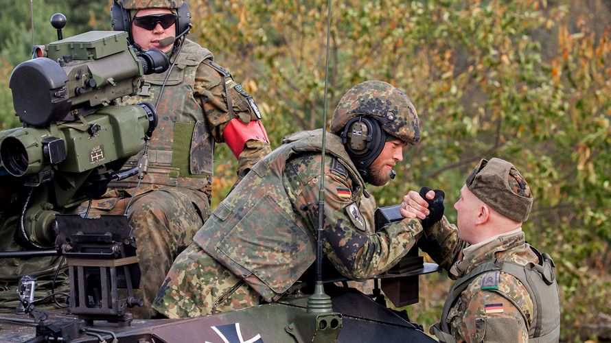 Soldaten beglückwünschen sich nach einem erfolgreichen Schuss auf dem Truppenübungsplatz Altengrabow. Jetzt gilt es, viel Zuversicht mit ins neue Jahr zu nehmen Foto: Bundeswehr