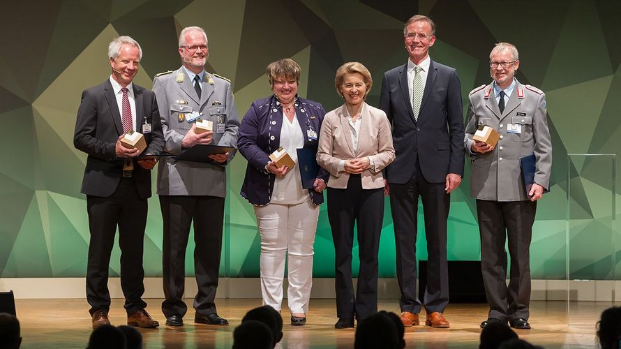 Verteidigungsministerin Ursula von der Leyen (3.v.r) mit den Preisträgern Foto: Bundeswehr/Weber