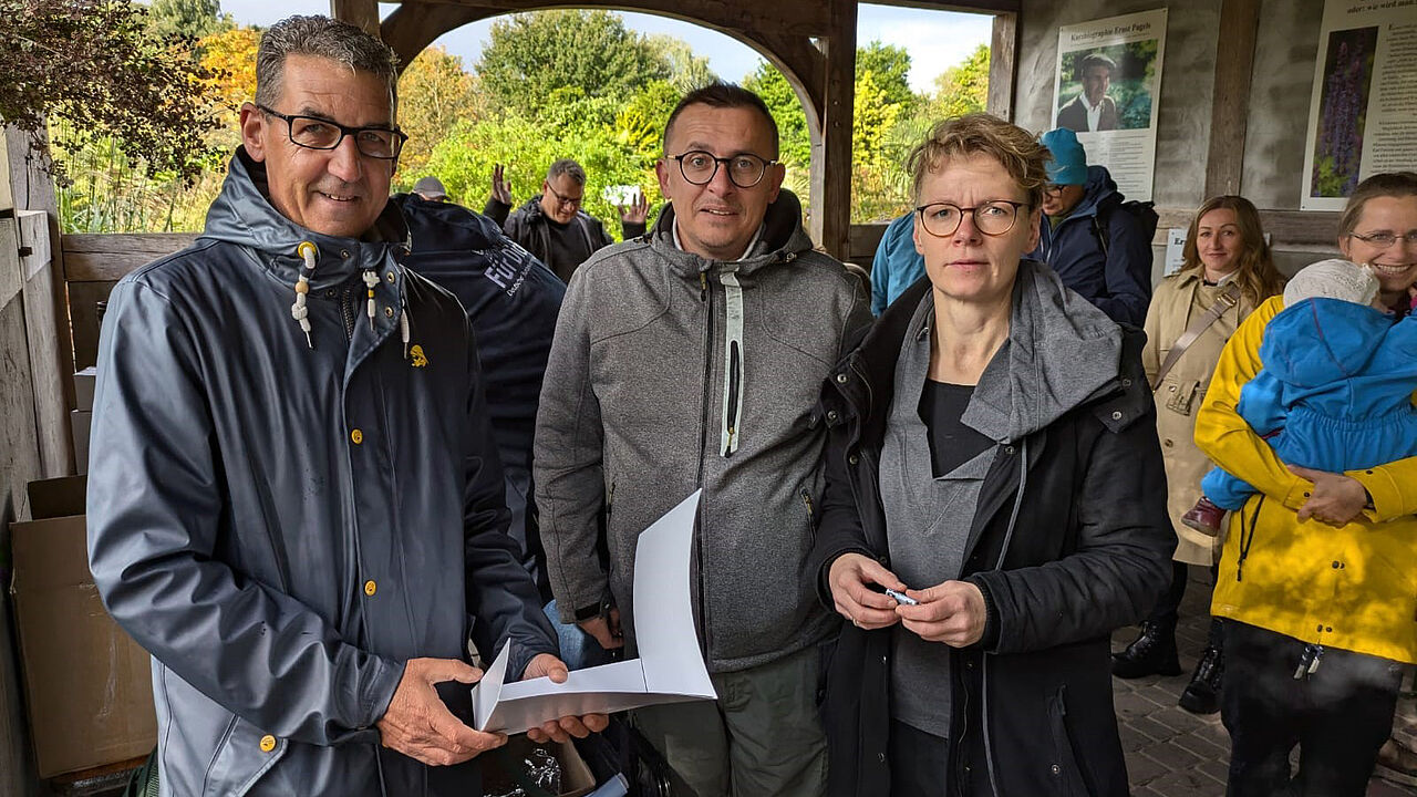 Oliver Sekuli (v.l.n.r.), Stabsfeldwebel Enrico Ruß (Vorsitzender der Truppenkameradschaft) und Yvonne Reske-Schubert. Foto: LV Nord