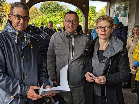 Oliver Sekuli (v.l.n.r.), Stabsfeldwebel Enrico Ruß (Vorsitzender der Truppenkameradschaft) und Yvonne Reske-Schubert. Foto: LV Nord
