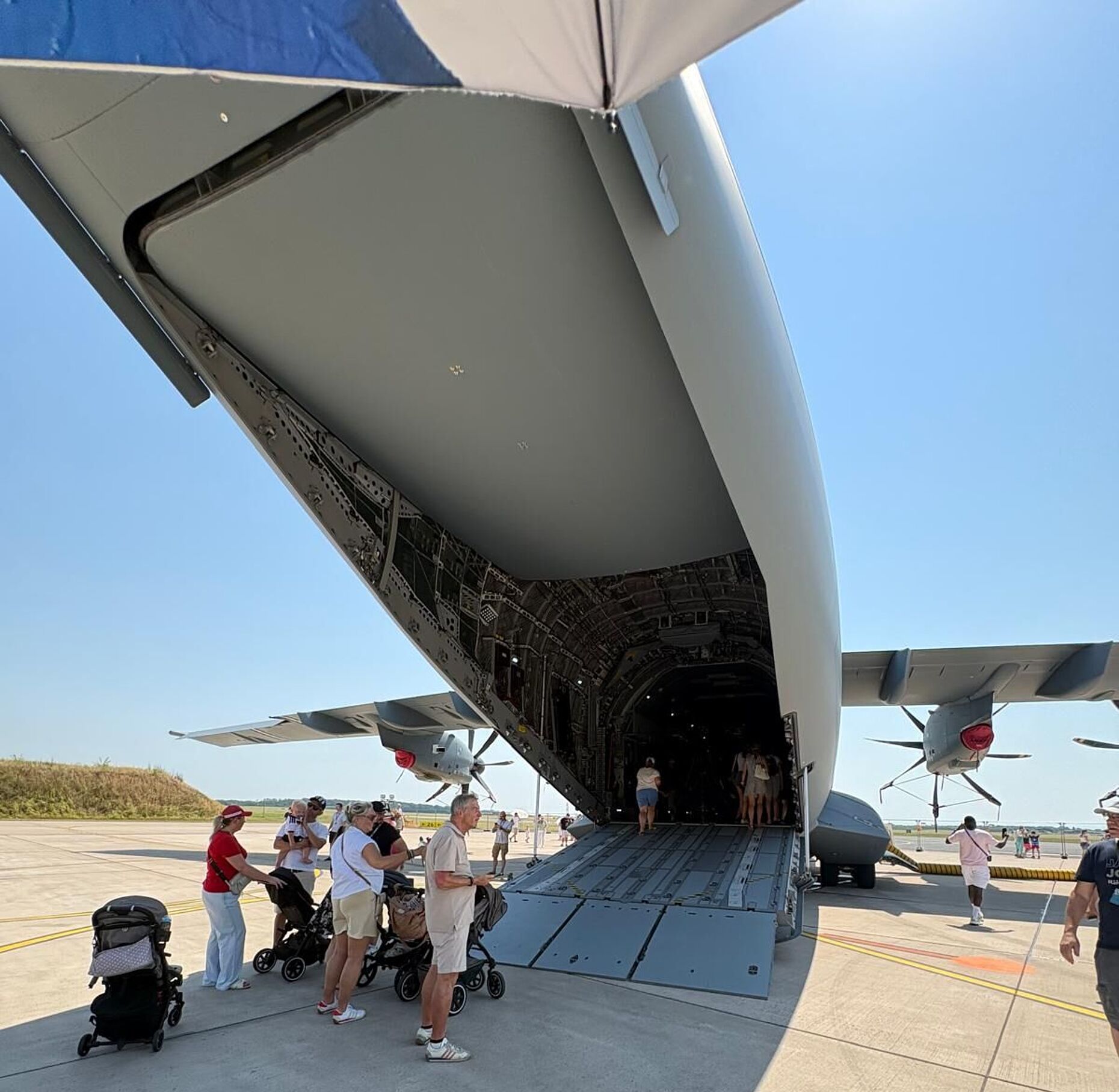 Besichtigung eines A400M des Geschwaders. Foto: DBwV