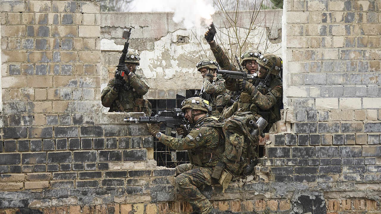 Soldaten der 3. Kompanie des Jägerbataillons 292 der Deutsch-Französischen Brigade trainieren auf dem Truppenübungsplatz Altmark. Die internationelen Kooperationen sollen weiter ausgebaut werden Foto: Bundeswehr