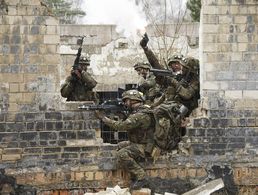 Soldaten der 3. Kompanie des Jägerbataillons 292 der Deutsch-Französischen Brigade trainieren auf dem Truppenübungsplatz Altmark. Die internationelen Kooperationen sollen weiter ausgebaut werden Foto: Bundeswehr