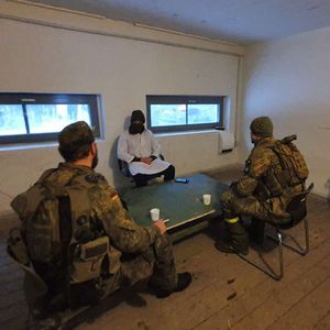 Während der Einsatzvorbereitung üben die Feldnachrichtenkräfte das Gespräch mit der Zivilbevölkerung. Foto: Bundeswehr/Anne-Kathrin Schmidt