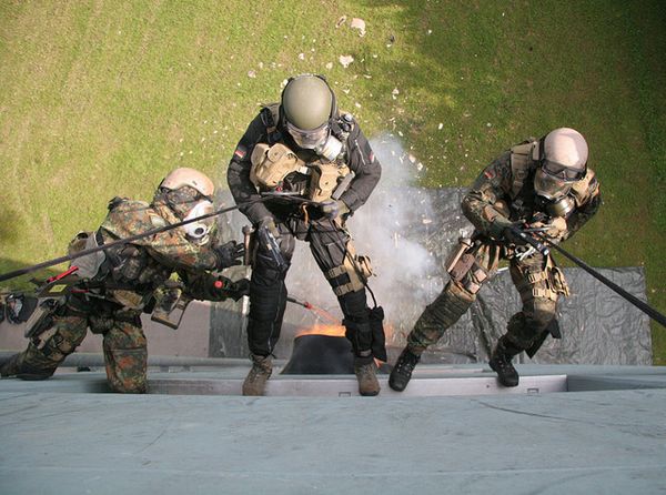 Ein Trupp des Kommando Spezialkräfte seilt sich von einem Gebäude ab Foto: Bundeswehr/PIZ Heer
