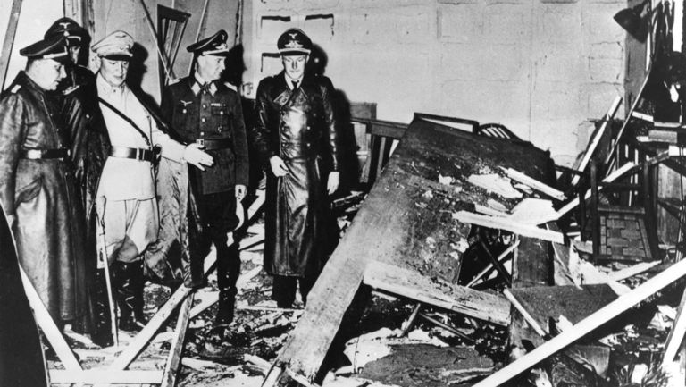 Reichsmarschall Hermann Göring (helle Uniform) und Hitlers Privatsekretär Martin Bormann (l.), begutachten die Zerstörung im Raum der Kartenbaracke im Führerhauptquartier Rastenburg/Ostpreußen. Foto: Heinrich Hoffmann/DPA