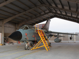 Ein Tornado steht im Shelter auf der Al-Asrak-Airbase in Jordanien. Der Einsatz soll jetzt bis Ende März 2020 verlängert werden. Foto: DBwV/Hepner