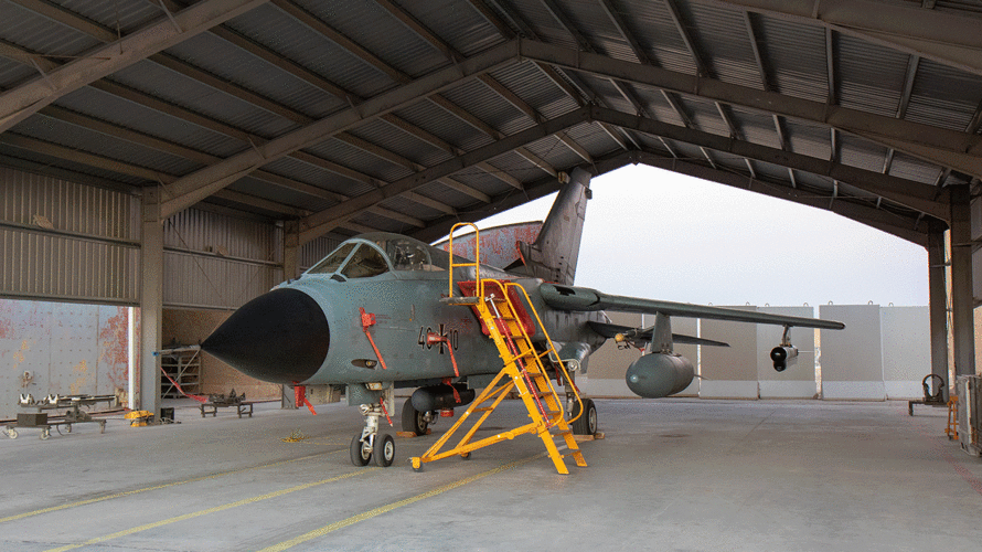 Ein Tornado steht im Shelter auf der Al-Asrak-Airbase in Jordanien. Der Einsatz soll jetzt bis Ende März 2020 verlängert werden. Foto: DBwV/Hepner