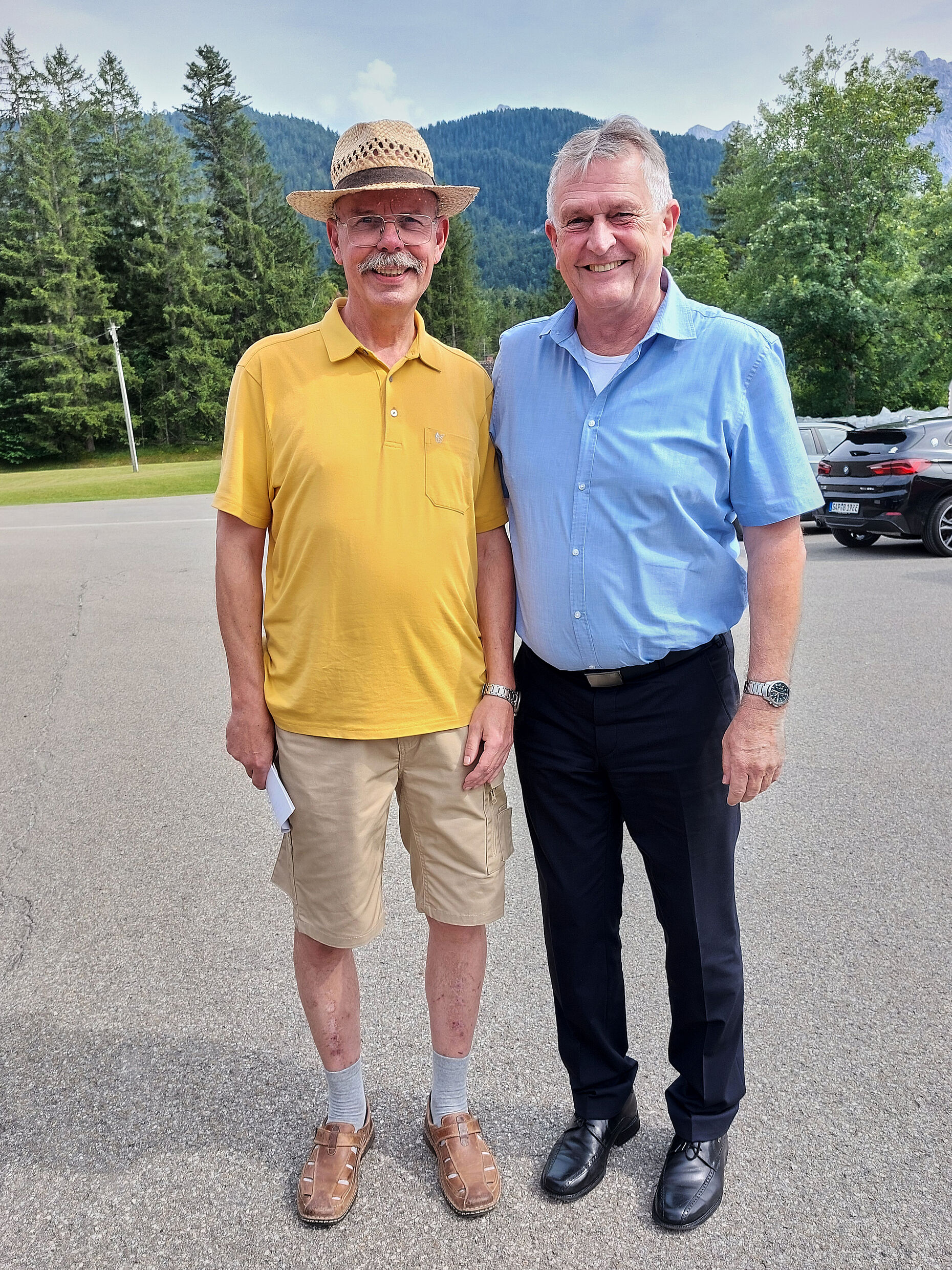 Der neue Vorsitzende, Oberst a.D. Enrico Werner, mit dem Labdesvorsitzenden ERH Bernhard Hauber. Foto: KERN GAP-Mittenwald