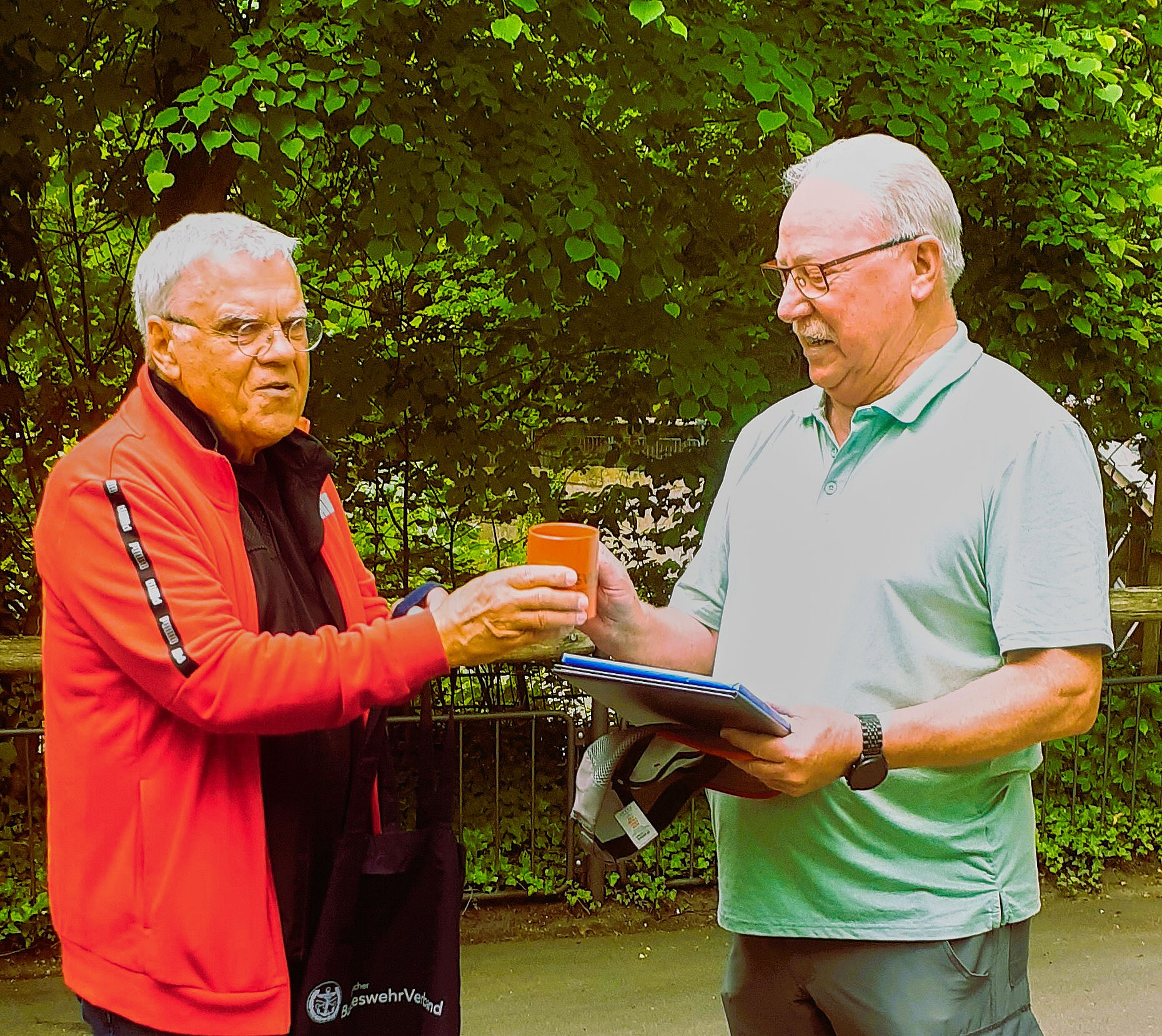 Vorsitzender Oberstleutnant a.D. Matthias Nickel (links) bedankte sich bei Tierarzt Andreas Tröschel für die fachkundige Begleitung des Zoobesuchs. Foto: Bärbel Nickel