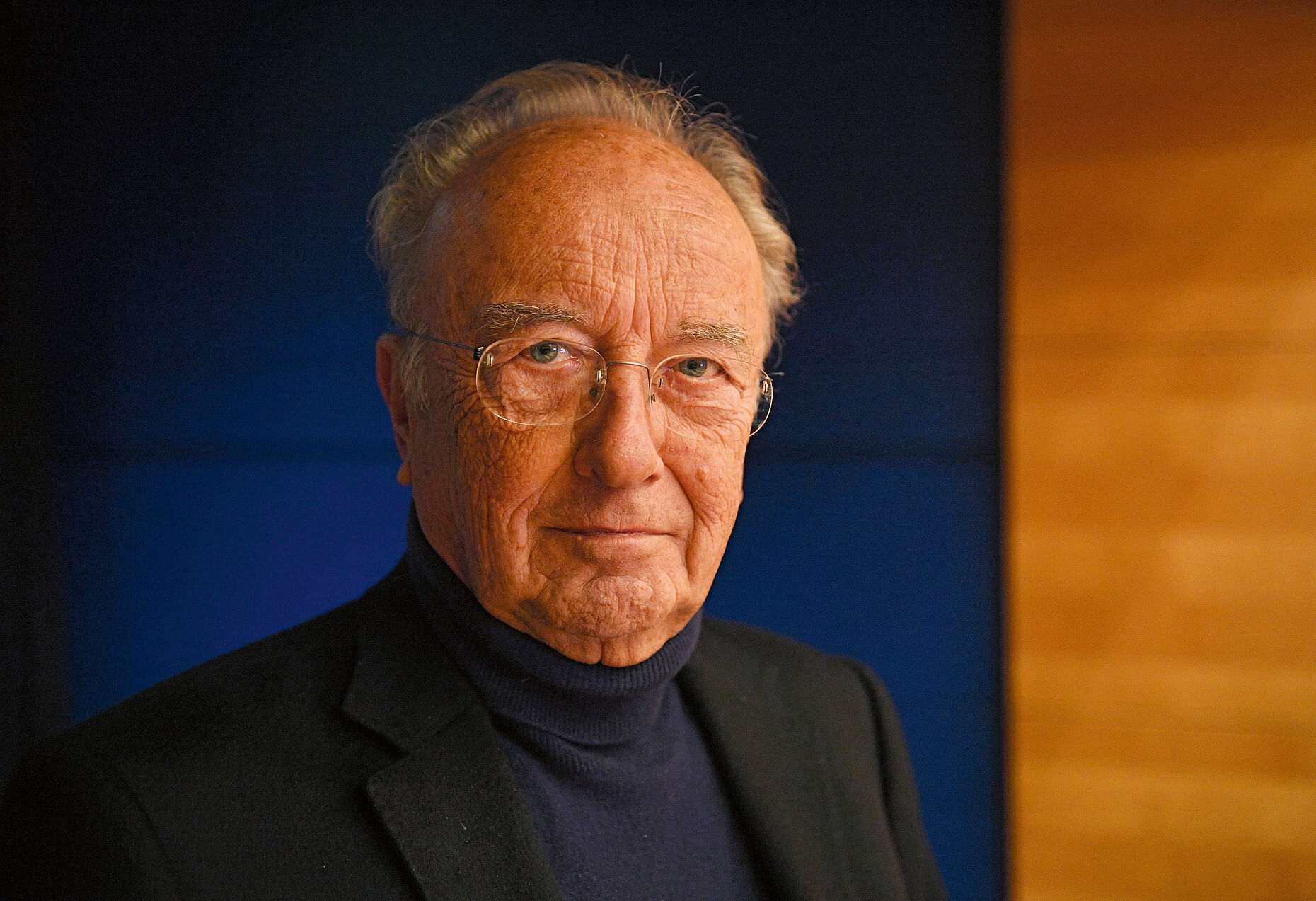 Der CDU-Politiker und Verfassungsexperte, geboren am 23. Mai 1937 in Berlin, war von 1981 bis 1988 Mitglied des Berliner Senats zur Zeit der Regierenden Bürgermeister Richard von Weizsäcker und Eberhard Diepgen. 1988 wurde der Bundesminister der Verteidigung, das Amt hatte er bis 1989 inne. Gemeinsam mit Henning Voscherau war Scholz Vorsitzender der Gemeinsamen Verfassungskommission (GVK), um die nach Artikel 5 des Einigungsvertrages „aufgeworfene Fragen zur Änderung und Ergänzung des Grundgesetzes“ zu bearbeiten. Foto: picture alliance/Soeren Stache