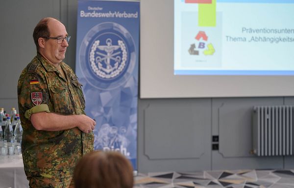 Stabsfeldwebel Stefan Rohrbach informierte als ausgebildeter Experte über Suchtproblematiken in der Bundeswehr. Foto: DBwV/Kaminsky