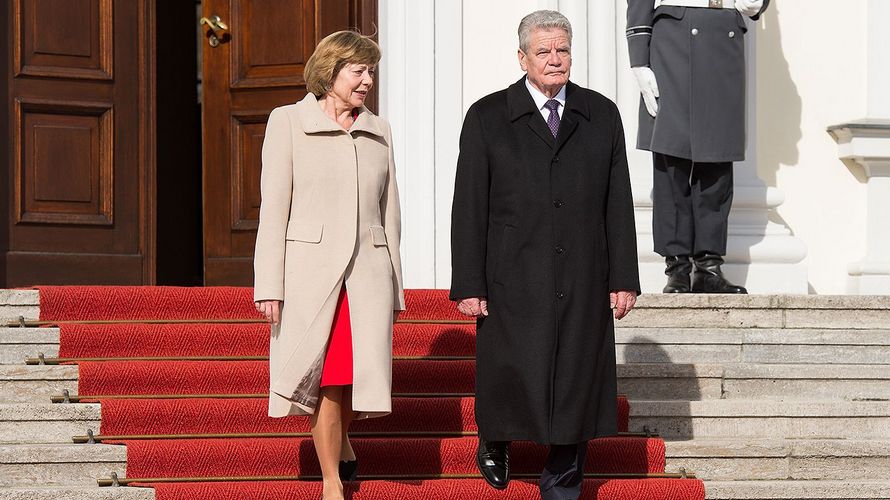 Bundespräsident Joachim Gauck und Lebensgefährtin Daniela Schadt gehen die Schlosstreppe hinunter (Foto: dpa)
