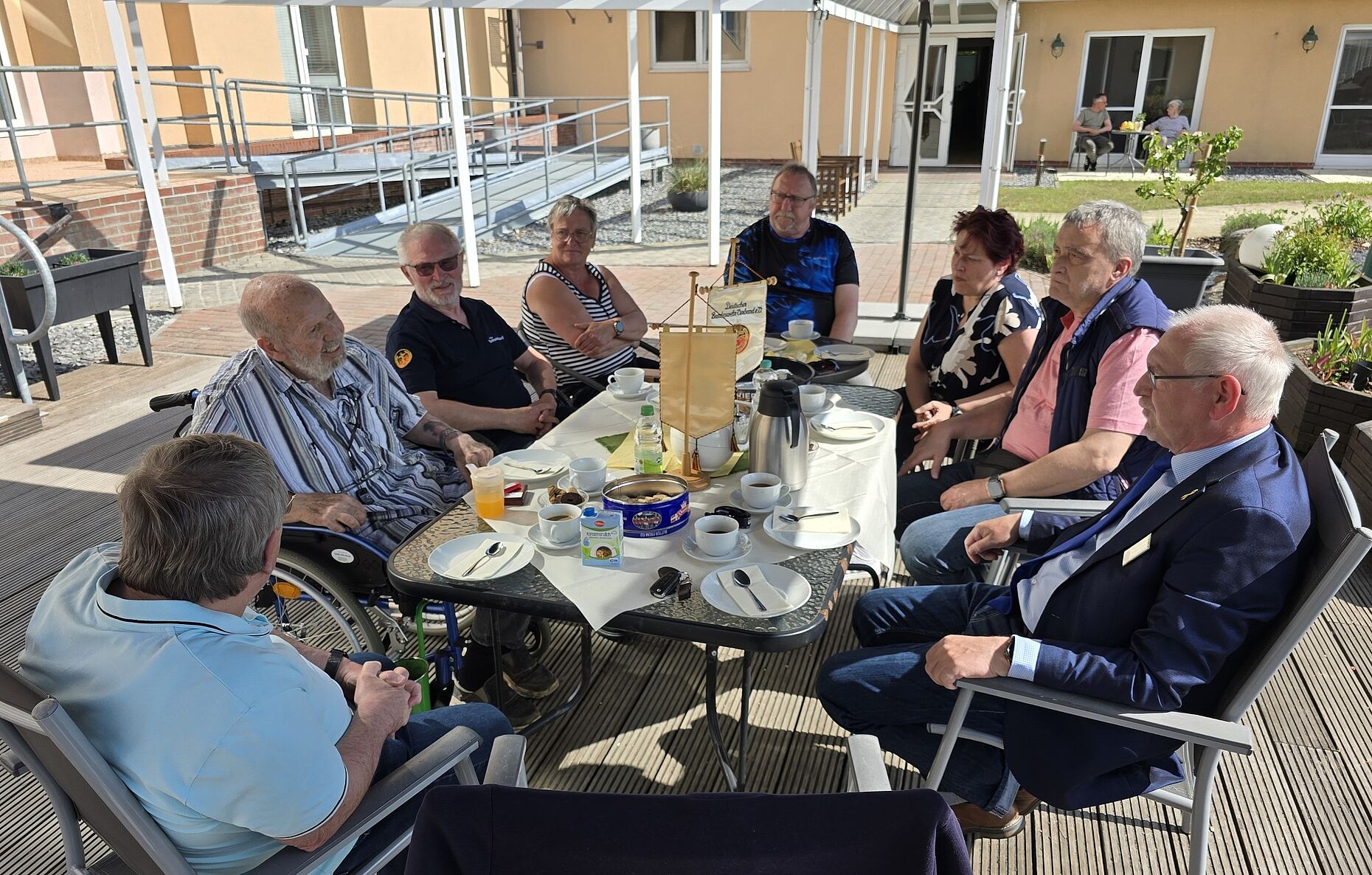 Den Besuch bei ihrem ehemaligen Vorsitzenden nutzten die Vertreter der KERH Uecker-Randow auch dazu, sich über die „alten Zeiten“ auszutauschen. Foto: Karl-Heinz Müller