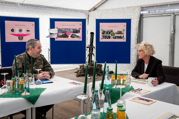 Der Inspekteur des Heeres, Generalleutnant Alfons Mais, verdeutlichte der Verteidigungsministerin unter anderem die drängenden materiellen Investitionen in das Heer. Foto: Bundeswehr/Mario Baehr