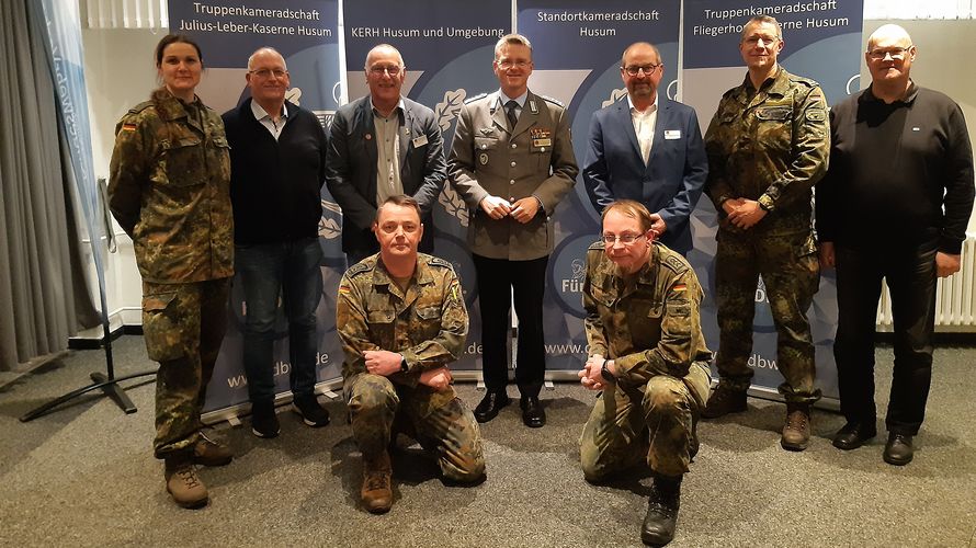 Der Bundesvorsitzende (M., stehend) mit Mandatsträgern des Standortes. Foto: LV Nord
