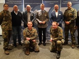 Der Bundesvorsitzende (M., stehend) mit Mandatsträgern des Standortes. Foto: LV Nord