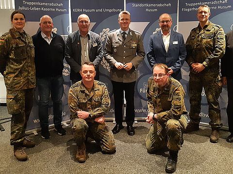 Der Bundesvorsitzende (M., stehend) mit Mandatsträgern des Standortes. Foto: LV Nord