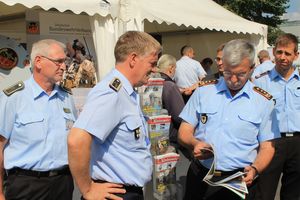 Robert Harting - Sportsoldat, Olympiasieger sowie mehrfacher Welt- und Europameister am Stand des Deutschen BundeswehrVerbands. Foto: DBwV