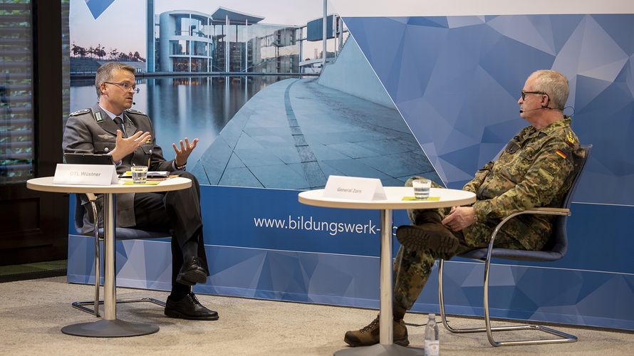 General Eberhard Zorn (r.) und Oberstleutnant André Wüstner sprachen über die Weiterentwicklung der Führungsorganisation der Bundeswehr. Foto: DBwV/Yann Bombeke