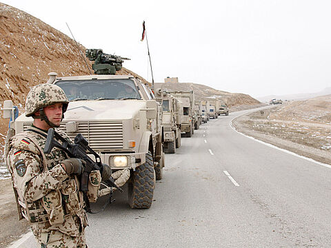 Neben der politischen Aufarbeitung des Afghanistan-Engagements ist auch weiterhin ein Maximum an Fürsorge für Hinterbliebene, Versehrte oder traumatisierte Kameraden sehr wichtig. Das Bild zeigt einen Sicherungssoldaten vor einem Konvoi während der Aufstellung eines Roadblocks in der Nähe von Mazar-e Sharif. Foto: Bundeswehr/Linden