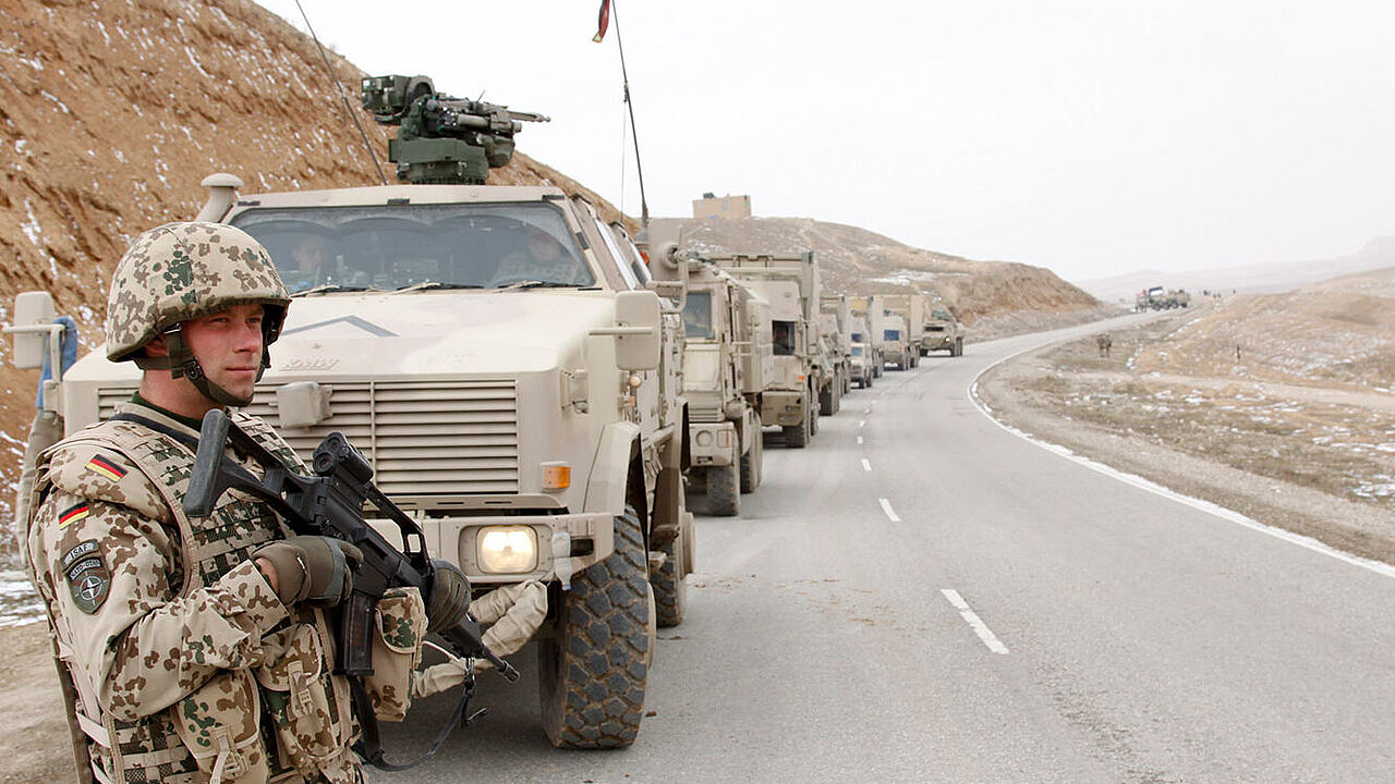 Neben der politischen Aufarbeitung des Afghanistan-Engagements ist auch weiterhin ein Maximum an Fürsorge für Hinterbliebene, Versehrte oder traumatisierte Kameraden sehr wichtig. Das Bild zeigt einen Sicherungssoldaten vor einem Konvoi während der Aufstellung eines Roadblocks in der Nähe von Mazar-e Sharif. Foto: Bundeswehr/Linden