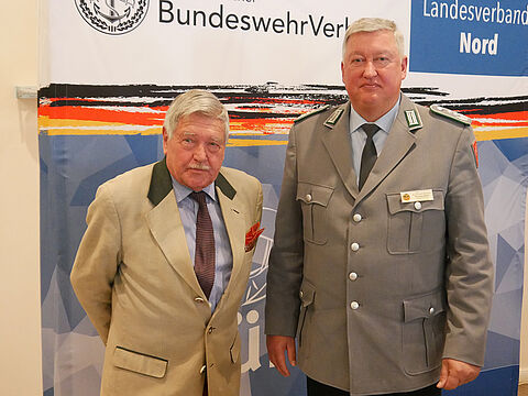 Oberst Thomas Behr (r.) und Oberst a.D. Kleyser wandten sich an die rund 80 Jubilare und deren Begleitung. Foto: LV Nord