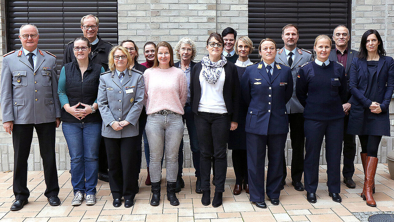 In Berlin: Die Teilnehmer der ersten Tagung mit Einsatzsoldatinnen. Die Veranstaltung in der Bundesgeschäftsstelle des DBwV wurde sehr gut angenommen. Foto: DBwV/Schmidt