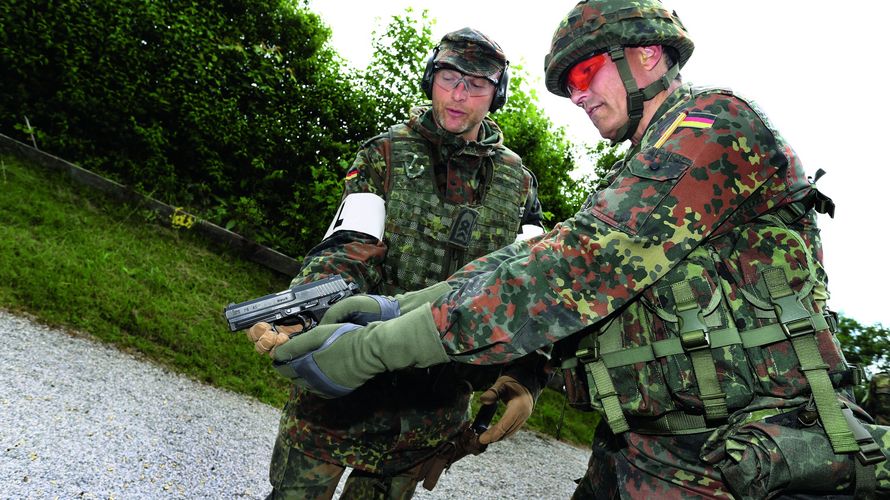 Übung im Umgang mit der Pistole P 8 am Schießplatz im bayerischen Landstetten (Archiv-Foto von 2015). Foto: picture alliance / dpa | Hildenbrand