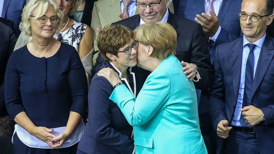 Gratulation: Bundeskanzlerin Angela Merkel beglückwünscht die frisch vereidigte Verteidigungsministerin Annegret Kramp-Karrenbauer. Foto: dpa