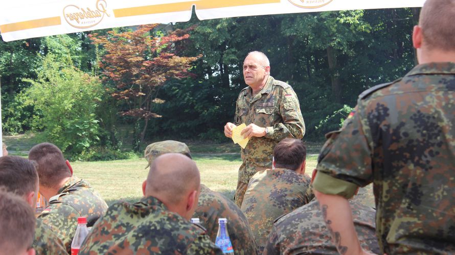 Begrüßung durch den Bezirksvorsitzenden Stabsfeldwebel Mathias Schneider Foto: DBwV