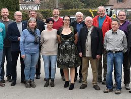 Vorsitzende Daniela Wisura (im Dirndl) mit ihrem neuen Vorstand der KERH „Auf dem Lechfeld“. Foto: Wolfgang Dietrich