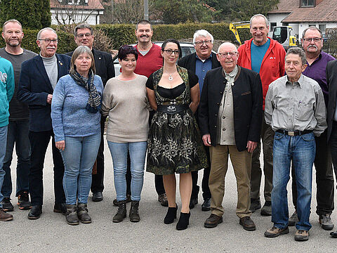 Vorsitzende Daniela Wisura (im Dirndl) mit ihrem neuen Vorstand der KERH „Auf dem Lechfeld“. Foto: Wolfgang Dietrich